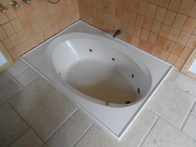 how to fix a fiberglass bathtub crack