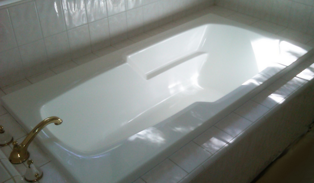 how to repair a crack in a fiberglass bathtub