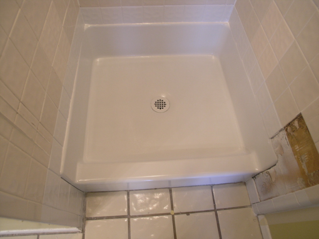 how to repair a hole in a fiberglass bathtub