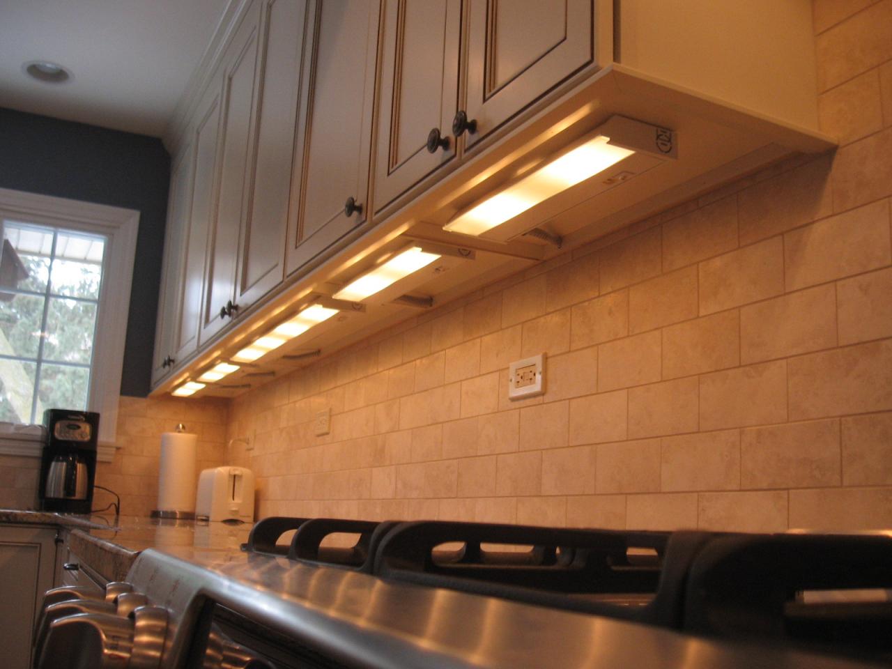 under cabinet lighting kitchen